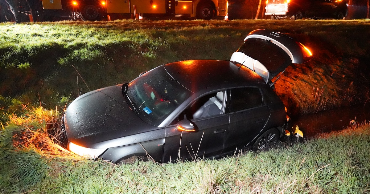 Auto belandt in sloot: inzittenden komen met de schrik vrij