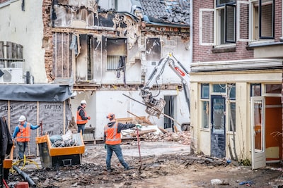 Bewoners van de Visscherssteeg kijken toe hoe hun huis wordt gesloopt: ‘We kregen het via via te hor