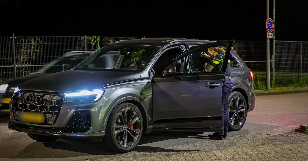 Auto beschoten op Jacques Dutilhweg en Boszoom in Rotterdam, politie doet onderzoek