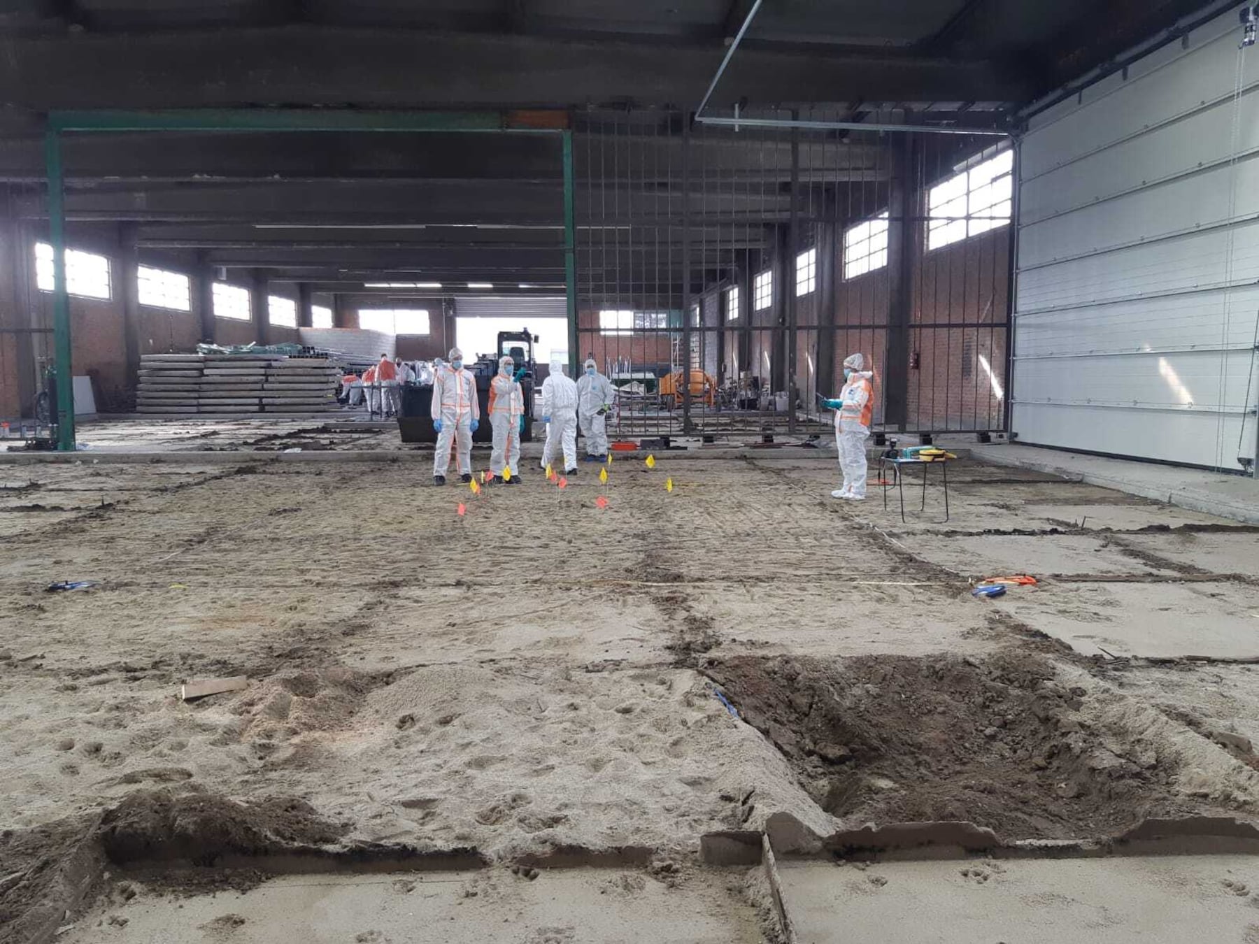 De Nederlandse en Belgische politie hebben in een loods in de haven van Antwerpen mogelijk sporen gevonden van Naima Jillal. 