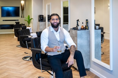 Omar maakt van zijn barbershop een mannenwalhalla: ‘Mannen doen niet genoeg aan self care’