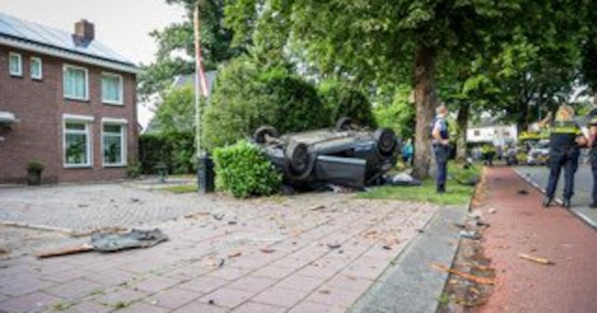 Automobilist ramt boom en komt ondersteboven in tuin in Emmen terecht | 112 nieuws Emmen