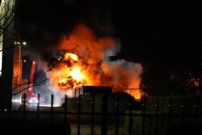 Zeer grote brand bij autobedrijf in Raamsdonksveer: slachtoffer loopt brandwonden op, vuur nu helema