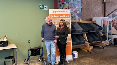 Voorzitter kan met glimlach stoppen bij voedselbank in Apeldoorn nu er een nieuwe locatie is