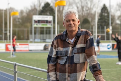 Leen doet na 36 jaar als voorzitter een stap terug bij Excelsior: ‘Ik zou het maar een half jaartje 