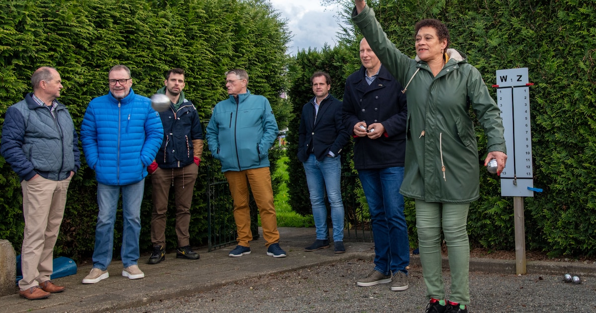 Enith Brigitha onthult portret in zwembad Duran in Diemen