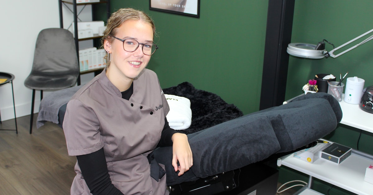 Julia (18) heeft eigen schoonheidssalon, doet ook daarbuiten klussen: ‘Politici gepoederd op Prinsje