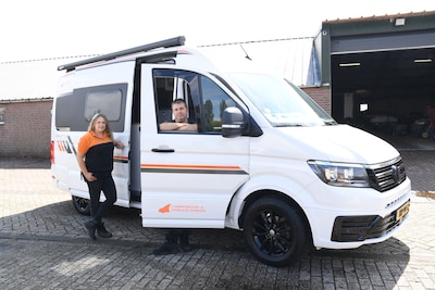 Christ-Jan begon met één zelfgebouwde bus, nu verhuren hij en Serona tien campers: ‘Bergen en weidse