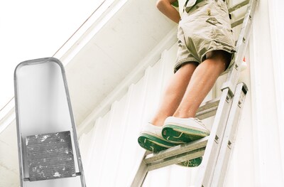 Vrouw valt van 3,5 meter hoogte van trap: was ze onvoorzichtig of had de aannemer hem niet goed beve