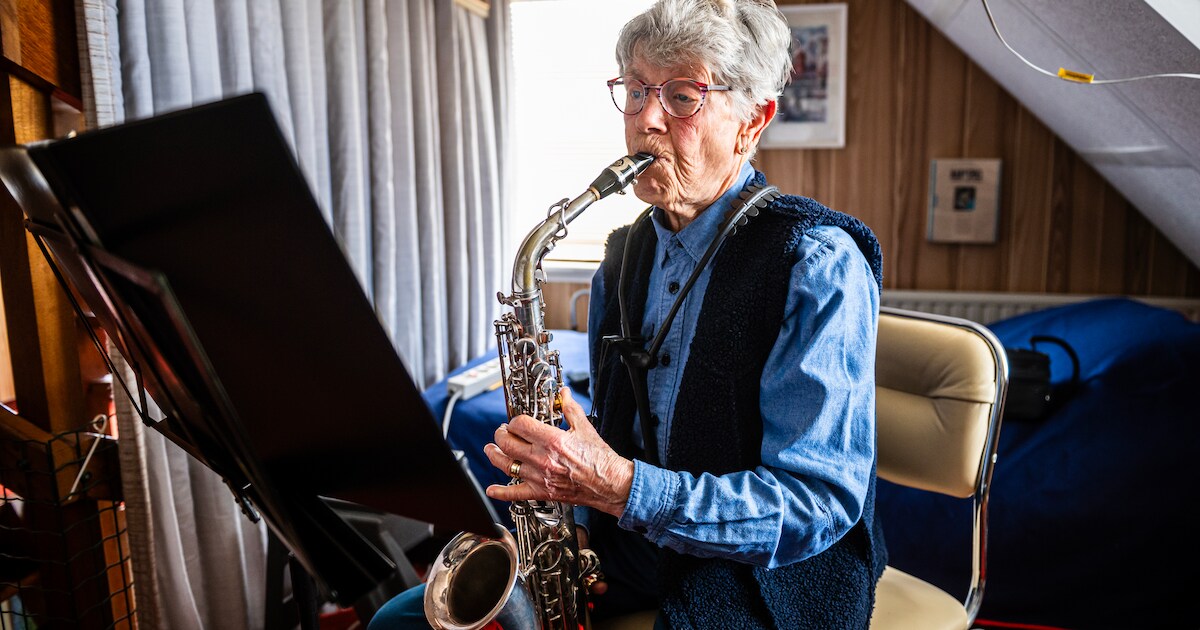 Saxofonist Jeanne (90) denkt voor elk optreden dat het haar laatste is: ‘Maar het gaat nog steeds’