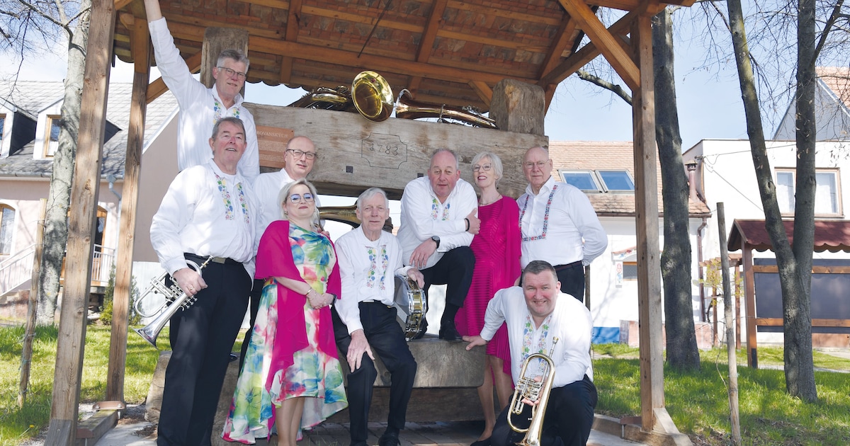 Lochemse blaaskapel viert jubileum met optreden in zaal Bousema