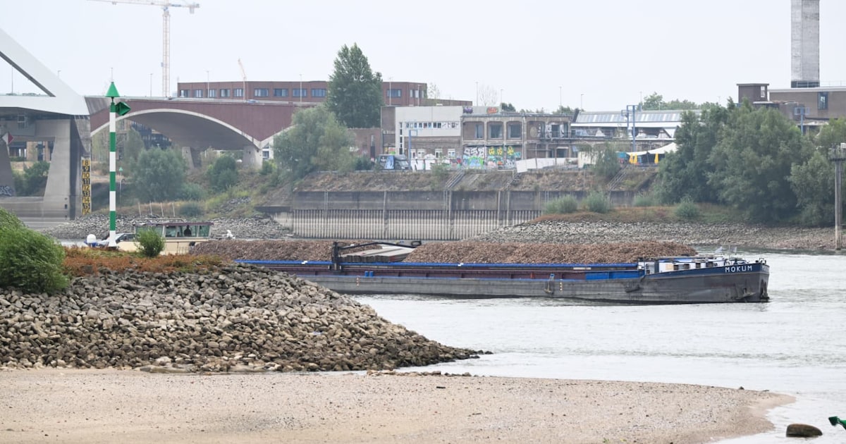 Schip loopt twee keer vast op de Waal, ‘Nijmegen is een lastige plek op dit moment’