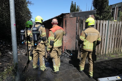 Schuurtjes vatten vlam in Roosendaal, brandweer rukt groots uit