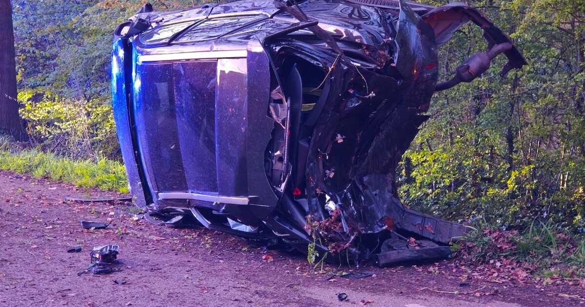 Persoon gewond na botsing tegen bomen in Aalten