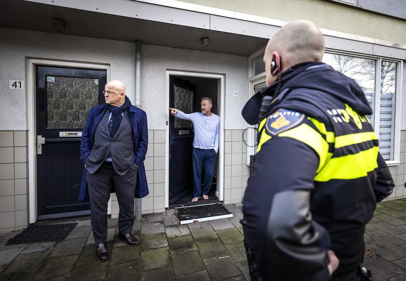 Ferd Grapperhaus maakt samen met wijkagenten een wandeling door de Graafsewijk in Den Bosch, waar relschoppers vernielingen hebben aangericht uit protest tegen de coronamaatregelen.