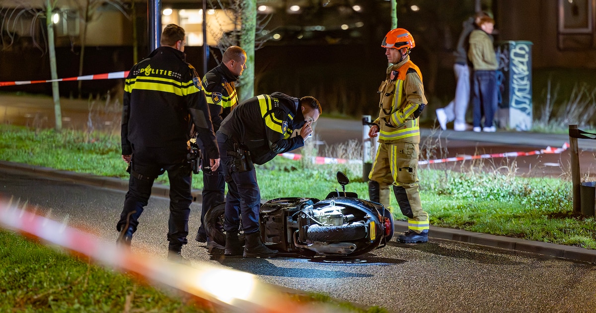 Scooterrijder ernstig gewond na val op Plesmanweg in Beverwijk: brandweer doorzoekt water