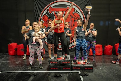 Mayke wint als ‘ouwe trut’ de titel Sterkste vrouw ter wereld: ‘Ik ga altijd naar de grens en erover