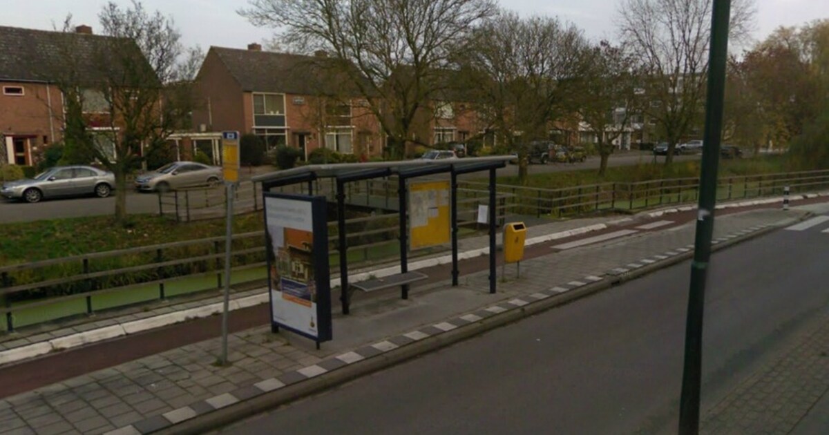Naardenees wacht naakt op de bus