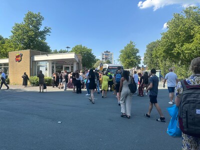 Metroverkeer van én naar het strand ontregeld: pendelbussen ingezet vanwege kapotte spoorbrug