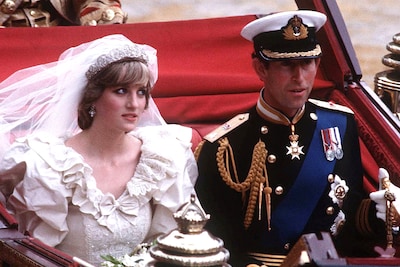 Opvallende vlek, gekreukte jurk en vergeten kus: wat er misliep op het huwelijk van Diana en Charles