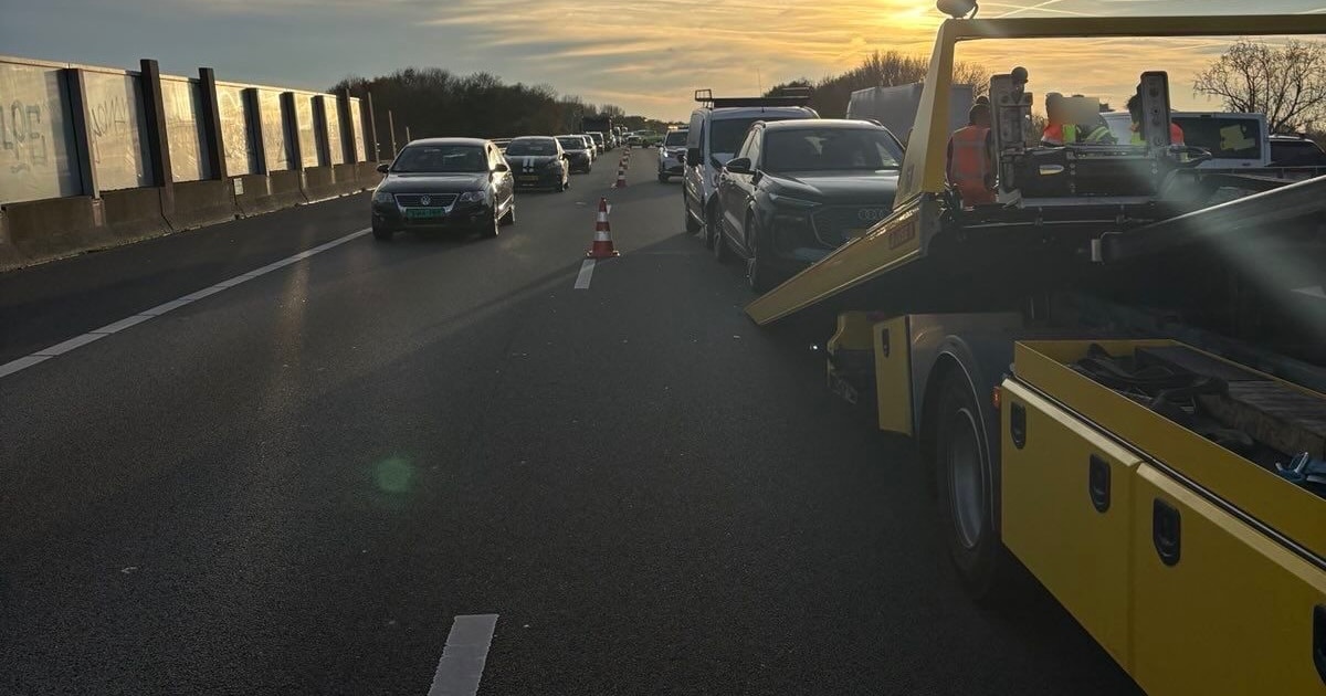 Ongeval op de A50 met meerdere voertuigen zorgt voor forse file richting Oss