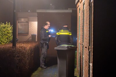 Twee minderjarige meisjes bedreigd met mogelijk vuurwapen in Almkerk, politie lost waarschuwingsscho