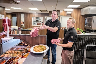 Hij is pas 29 en heeft nu al twee slagerijen, maar Tim zegt óók: ‘Minder vlees eten is zeker niet sl