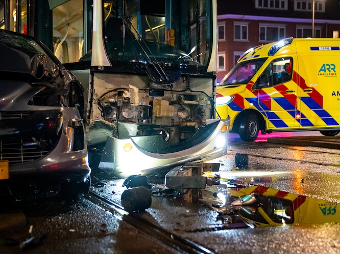 Auto botst op tram op Wolphaertsbocht in Rotterdam, tram 2 rijdt kortere route