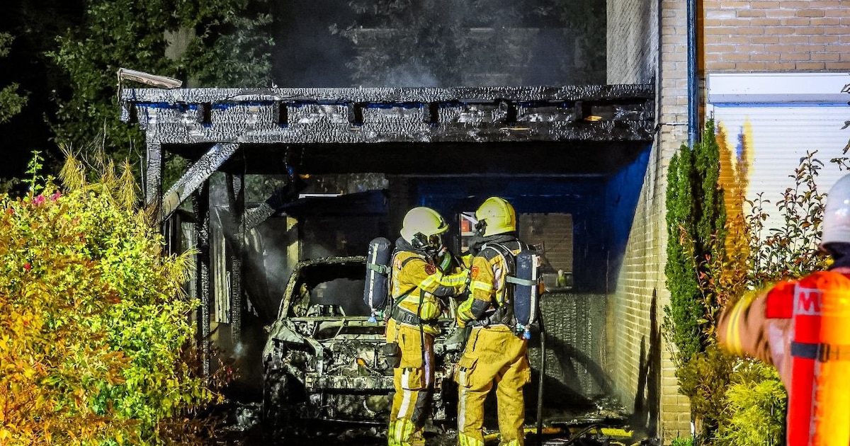 Felle brand richt grote ravage aan bij woning in Hengelo, auto volledig uitgebrand