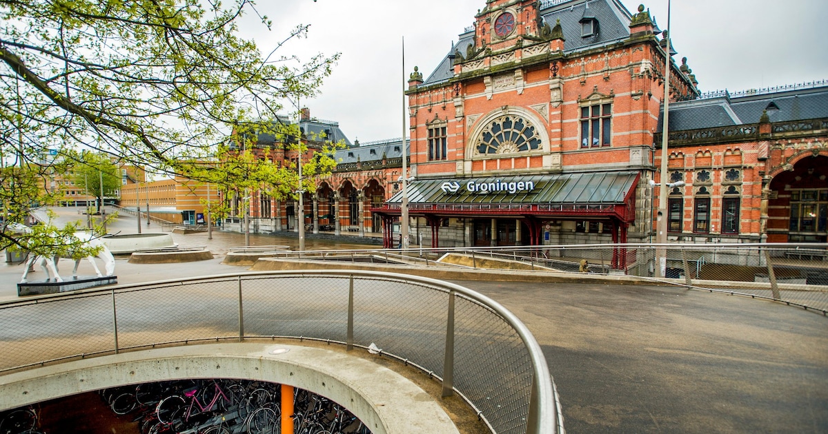 Na eierbal en Martinitoren nu ook kerstbal van Hoofdstation