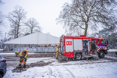 Dak van Nuenense schaatstent hangt naar binnen door zware sneeuwlaag, brandweer moet in actie komen