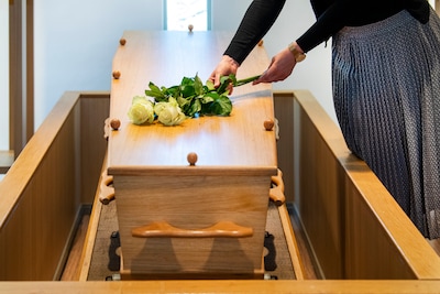 Kabinet verruimt regels voor overledenen: samen in één kist straks mogelijk