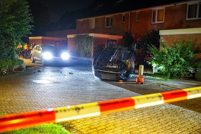 Auto crasht in woonwijk na vlucht voor politie: duo (20 en 21) gewond én opgepakt