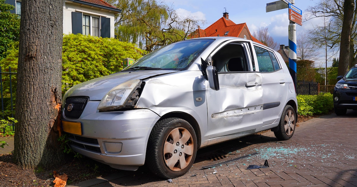 Auto van de weg gedrukt door vrachtwagen in Helvoirt