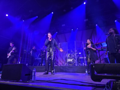 LIVE Paaspop | Samuel Welten laat Paaspop swingen, tent dicht bij Django Wagner door grote drukte