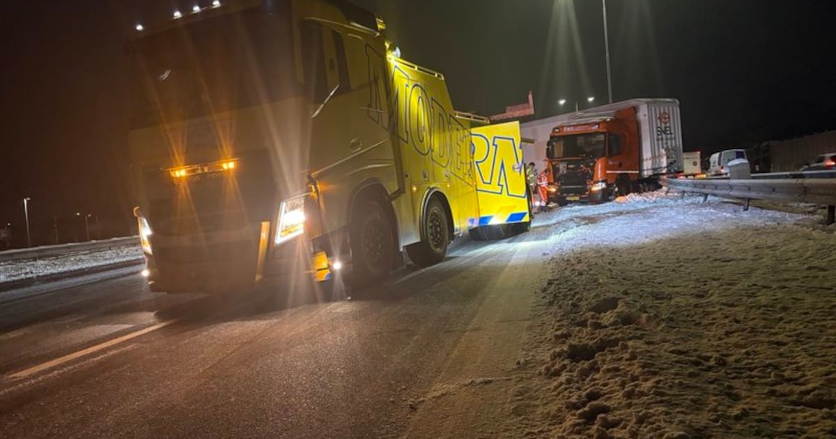 Geschaarde vrachtwagen zorgt voor grote problemen op A12: bijna twee uur vertraging
