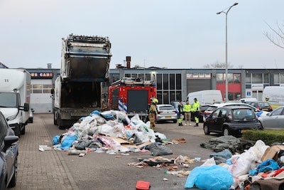 Vuilniswagen vat vlam en dumpt afval midden op straat