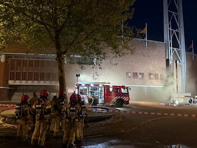 Donkere rook en chemische geur bij grote brand in kruipruimte Olympisch Stadion