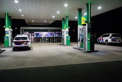 Poging tot gewapende overval brengt agenten naar Arnhems tankstation, zoektocht naar verdachten gaat