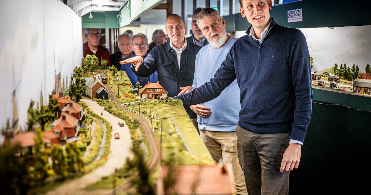 Ineens rijdt daar weer het trammetje over het eiland