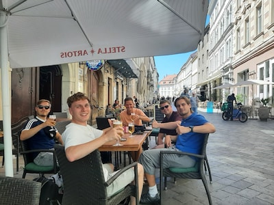 FC Twente komt later aan in Slowakije. Het bier smaakt goed in Bratislava
