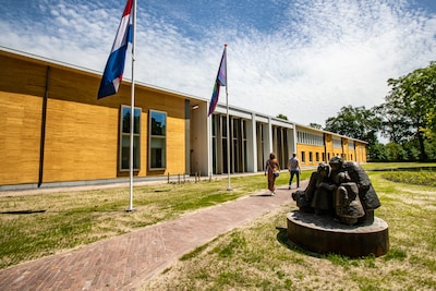 Regenboogvlag gehesen bij gemeentehuis Voorst