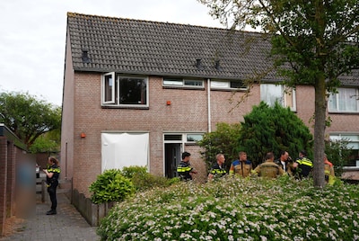 Vrouw zwaargewond bij woningbrand in Dussen, buren treffen haar aan op brandend bed