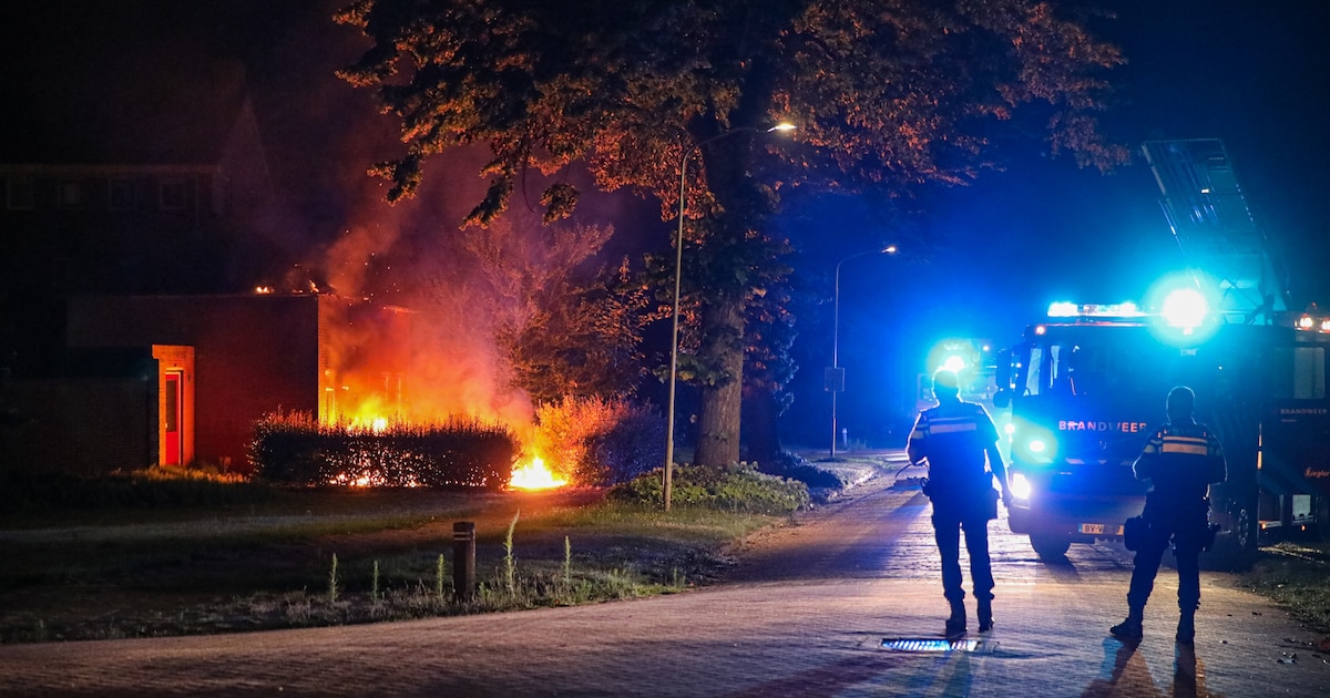 Leegstaande woning volledig uitgebrand, politie vermoedt brandstichting