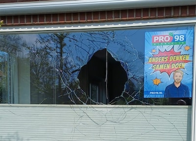 Barneveld geschokt na steen door ruit bij oud-raadsleden Pro98: ‘Intimidatie hoort niet thuis in dem