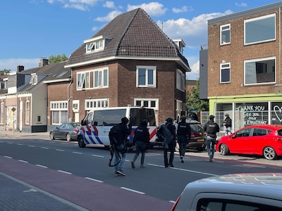 Zwaarbewapende politie valt woning binnen in Enschede, maar voortvluchtige is gevlogen