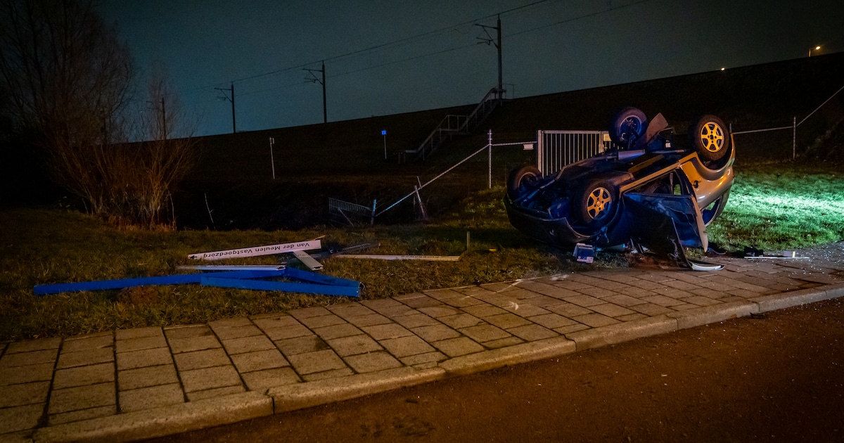 Brommobiel over de kop geslagen in Barendrecht