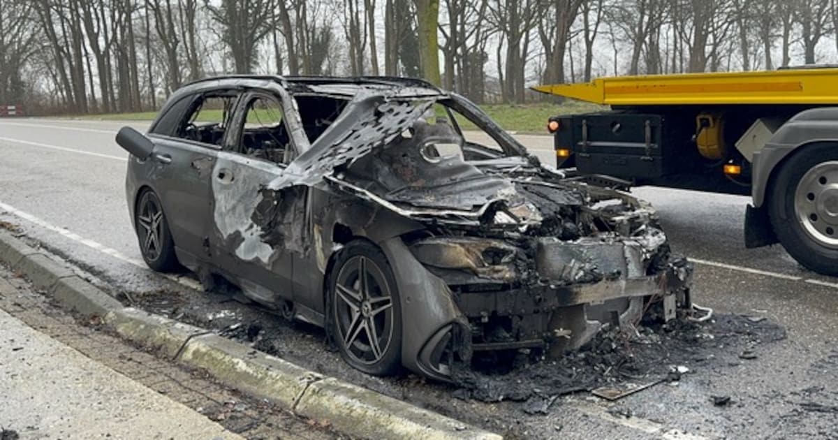 Auto brandt volledig uit op Kneijkuilerweg in Jabeek