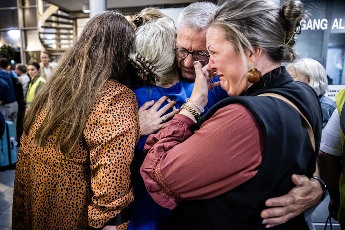 Reizigers die Israël ontvluchtten werden woensdagavond ontvangen door vrienden en familie op vliegbasis Eindhoven.