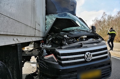 Ravage nadat bakwagen op stilstaande vrachtwagen botst in Tilburg